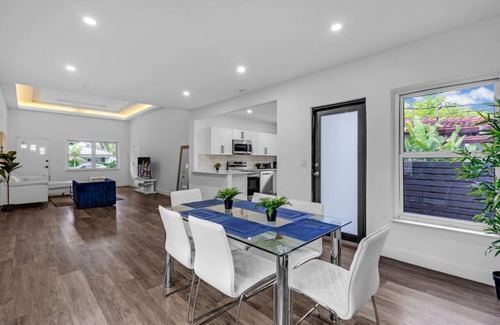 El Portal House | Stylish Home w Pool & Parking 10 mins to the Beach