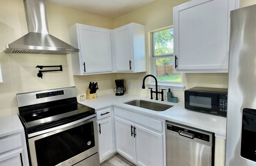 North San Antonio - SAT House | Stylish Home with Backyard In San Antonio