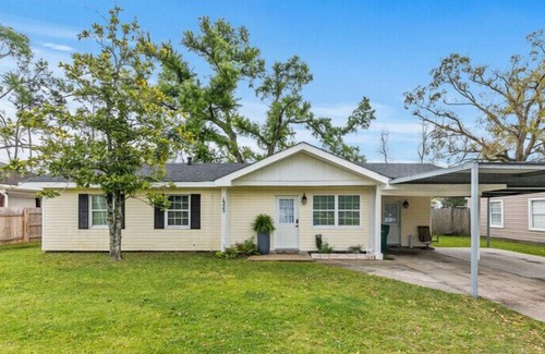 Sulphur House | Stylish Home-with Pool table, Gym, Office, outside lounge area, and amenities