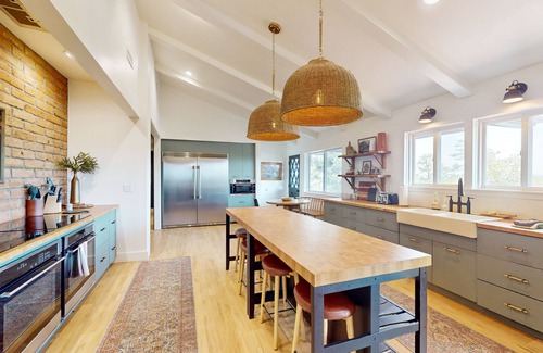Show Low House | Stylish home with spacious deck, W/D and stocked kitchen