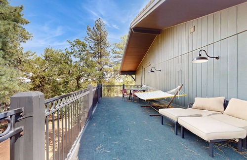 Show Low House | Stylish home with spacious deck, W/D and stocked kitchen