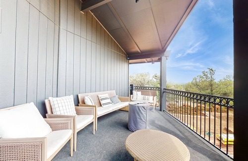 Show Low House | Stylish home with spacious deck, W/D and stocked kitchen