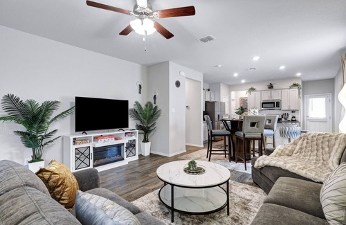 Converse House | Stylish Hot Tub Retreat | BBQ Yard Games WiFi Pets