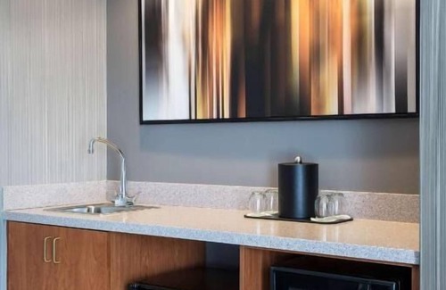 Emeryville Hotel | Stylish Hotel! Minutes from Morcom Amphitheater of Roses