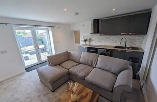 Pentre House | Stylish House in Welsh Hills, Sleeps 8 to 12