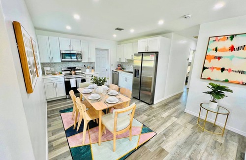 North Andrews Gardens House | Stylish House w Hot Tub Close to Beach Stadium
