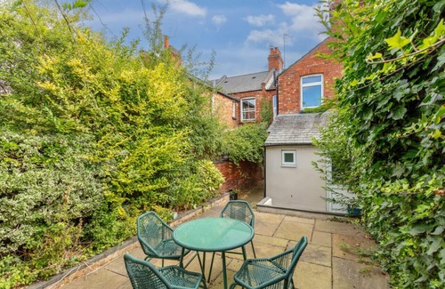 Northampton House | Stylish House with Pool Table, Free Parking, Fast WiFi and Smart TVs by Yoko Property