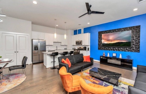 Riverside Terrace House | Stylish Houston Townhouse Near Attractions