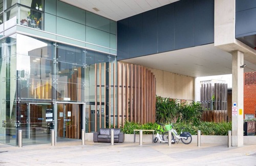 Fitzroy North Apartment | Stylish I City View I Edinburgh Gardens I Carpark