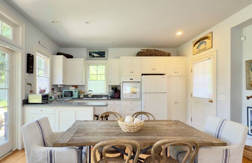 Vineyard Haven House | Stylish In-Town Cottage- Walk to everything!