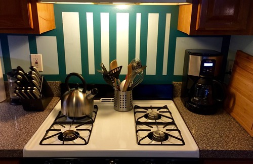 East Harlem Apartment | Stylish, Inviting Garden Brownstone Studio, Close to Subway!