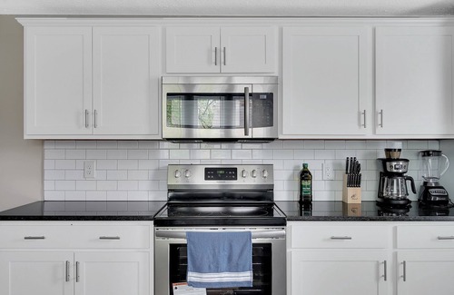 Jeffersonville House | Stylish Jeffersonville Home - Mins from Louisville