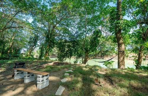 Sabaneta de Yasica Cabin | Stylish Jungle Cabin – Riverfront Retreat with Hammocks & Wi-Fi