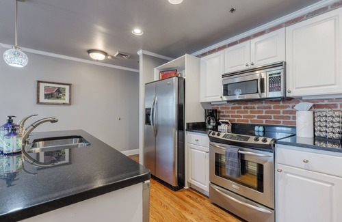 Greenville Downtown Apartment | Stylish King 1BR Loft near Main St Fun, 8$/Parking