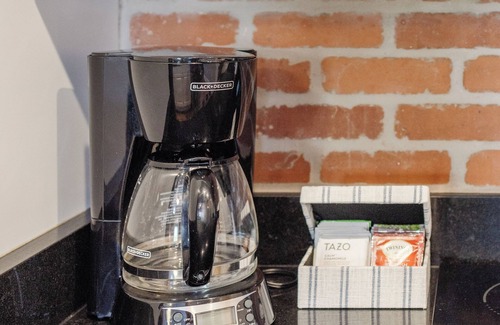 Greenville Downtown Apartment | Stylish King 1BR Loft near Main St Fun, 8$/Parking