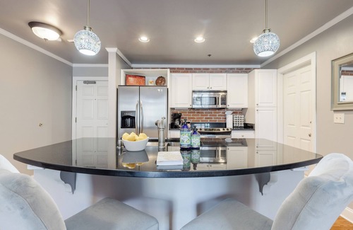 Greenville Downtown Apartment | Stylish King 1BR Loft near Main St Fun, 8$/Parking