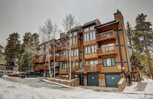 Four O'Clock Condo | Stylish King Bed Studio – Ski In, 200 Steps to Lift, Walk to Main Street