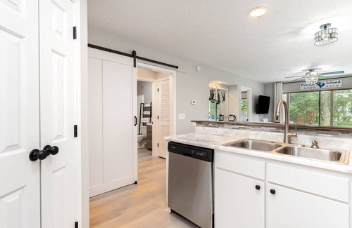 Pawleys Island Condo | Stylish King + Queen Suites Lake-View End Unit, Golf & Beach Nearby – No Stairs