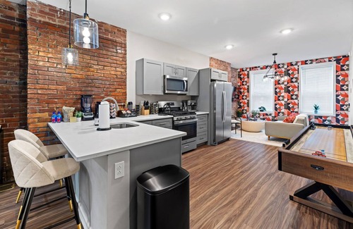 North Shore Apartment | Stylish King Suite w Deck & City Views