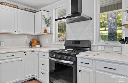 Garfield House | Stylish Lakefront Home on Beaver Lake in Beautiful Northwest Arkansas!