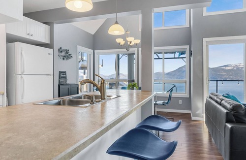 Central Okanagan House | Stylish lakeview cottage at La Casa Lakeside Resort!