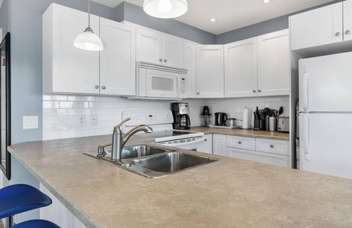 Central Okanagan House | Stylish lakeview cottage at La Casa Lakeside Resort!