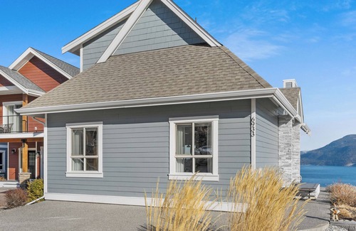 Central Okanagan House | Stylish lakeview cottage at La Casa Lakeside Resort!