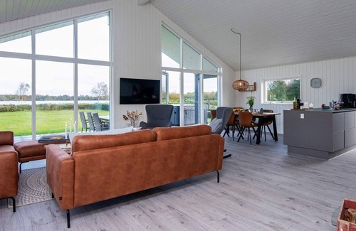 Ansager House | Stylish Lakeview Retreat-By Traum