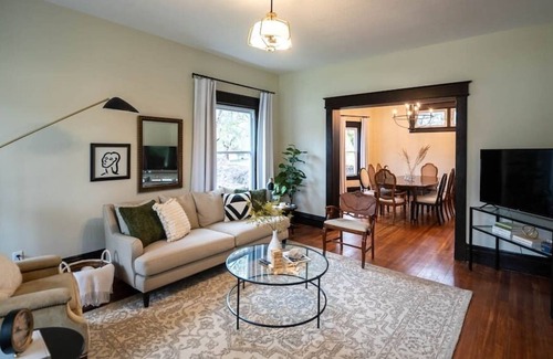 Downtown Des Moines House | Stylish Large Home with King Bed Near East Village