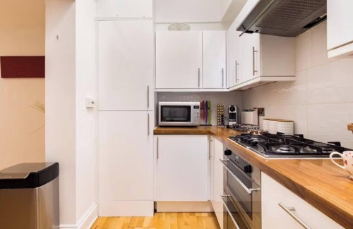 Campden Apartment | Stylish & Light-Filled Apartment in Trendy Notting Hill