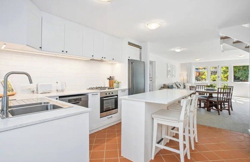 North Fremantle House | Stylish Living Near Port Beach With Two Car Baysn+ Starlink Internetn