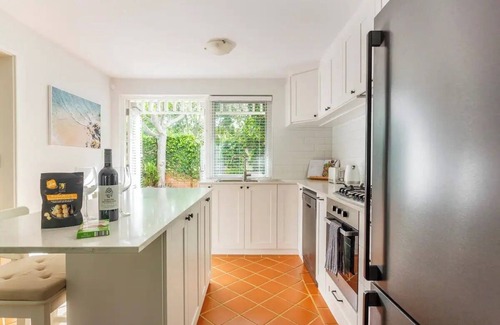 North Fremantle House | Stylish Living Near Port Beach With Two Car Baysn+ Starlink Internetn