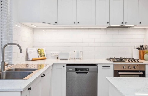 North Fremantle House | Stylish Living Near Port Beach With Two Car Baysn+ Starlink Internetn