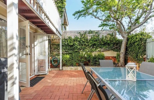 North Fremantle House | Stylish Living Near Port Beach With Two Car Baysn+ Starlink Internetn