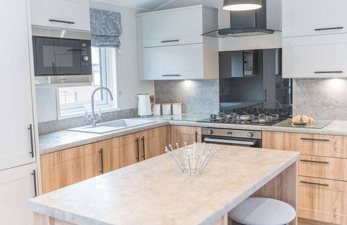 South Lakeland Leisure Village Ski Chalet | Stylish Lodge with easy access to Lakes and Dales