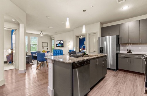 Southside Apartment | Stylish Lux 2BR Condo - Pool, Balcony, Parking
