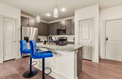 Southside Apartment | Stylish Lux 2BR Condo - Pool, Balcony, Parking