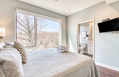 Historic Montford Apartment | Stylish luxury loft w/ rooftop deck, gas grills, & WiFi - walk to downtown