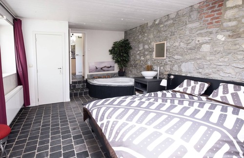 Hastiere-Lavaux Villa | Stylish Mansion in Hastière with Swimming Pool