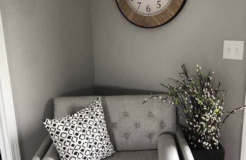 Grandview House | Stylish MidMod Premium 3QueenBdrm Home-Upper Level