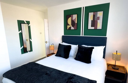 Newcastle-upon-Tyne House | Stylish Modern House - Free off road parking