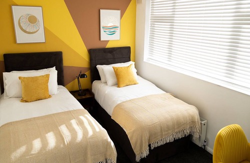 Newcastle-upon-Tyne House | Stylish Modern House - Free off road parking