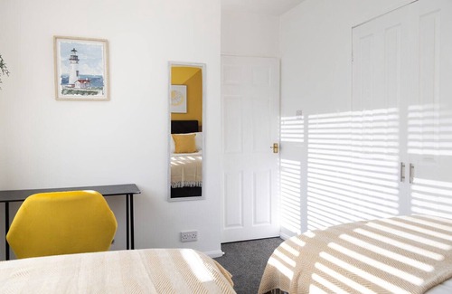 Newcastle-upon-Tyne House | Stylish Modern House - Free off road parking