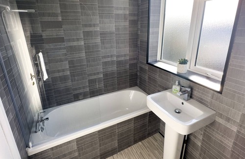 Newcastle-upon-Tyne House | Stylish Modern House - Free off road parking