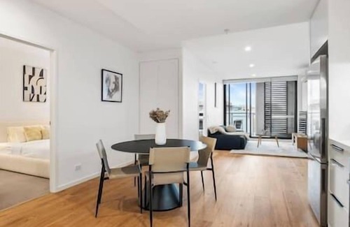 Carnegie Apartment | Stylish & Modern 2BR w/King Bed, Study & Car Park