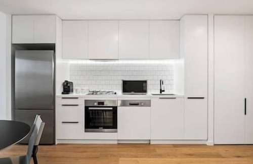 Carnegie Apartment | Stylish & Modern 2BR w/King Bed, Study & Car Park