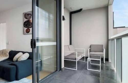 Carnegie Apartment | Stylish & Modern 2BR w/King Bed, Study & Car Park