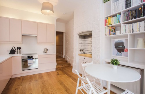 Harlesden Apartment | Stylish Modern 3 BDR Flat NW London Garden