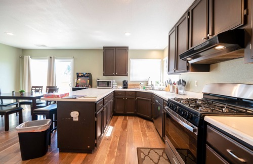 Columbia House | STYLISH + MODERN 4BD HOME | FOOZ | ARCADE | POOL