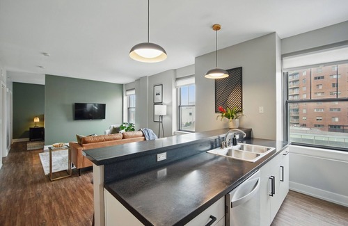 Downtown Des Moines Condo | Stylish, Modern and Posh Downtown Kirkwood Suite Escape